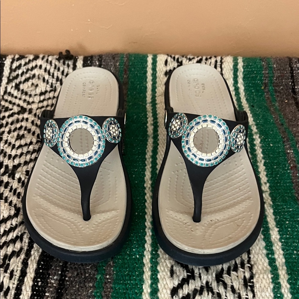 CROCS women’s jeweled navy blue flip flops size 6